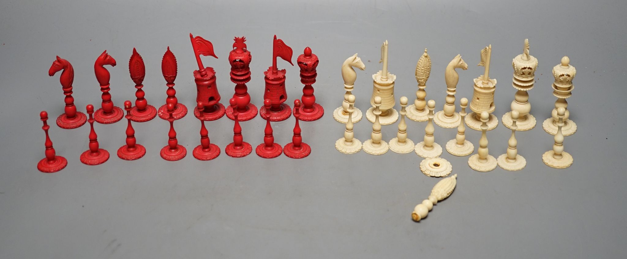 A North European stained ivory chess set, Kings 8cm